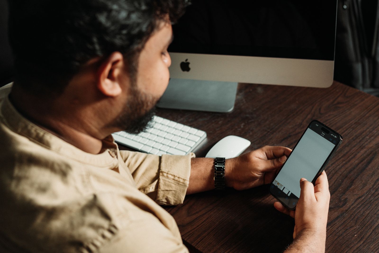 Tecnico che consulta LiftSupp AI dallo smartphone